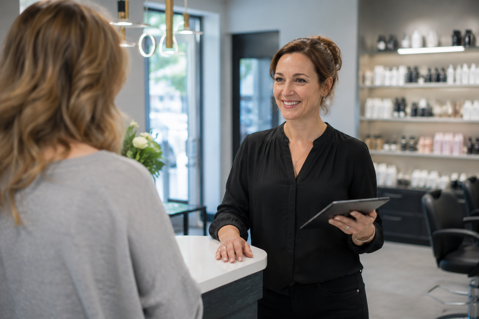 Friseurin am Stylingplatz eines Beautysalons